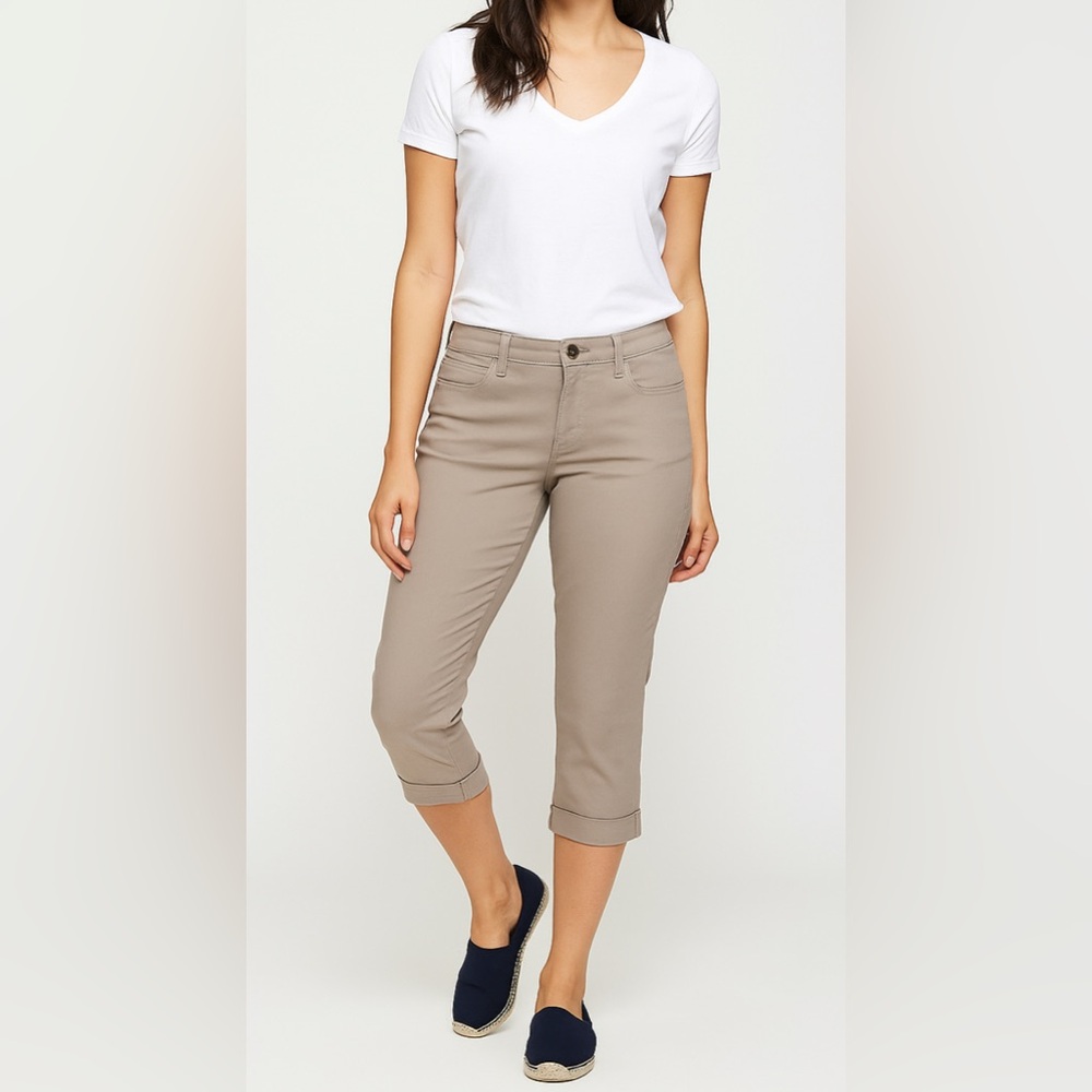 Simply Vera Vera Wang Mid Rise Capri Denim Jeans Tan Size 8. Ankle when uncuffed